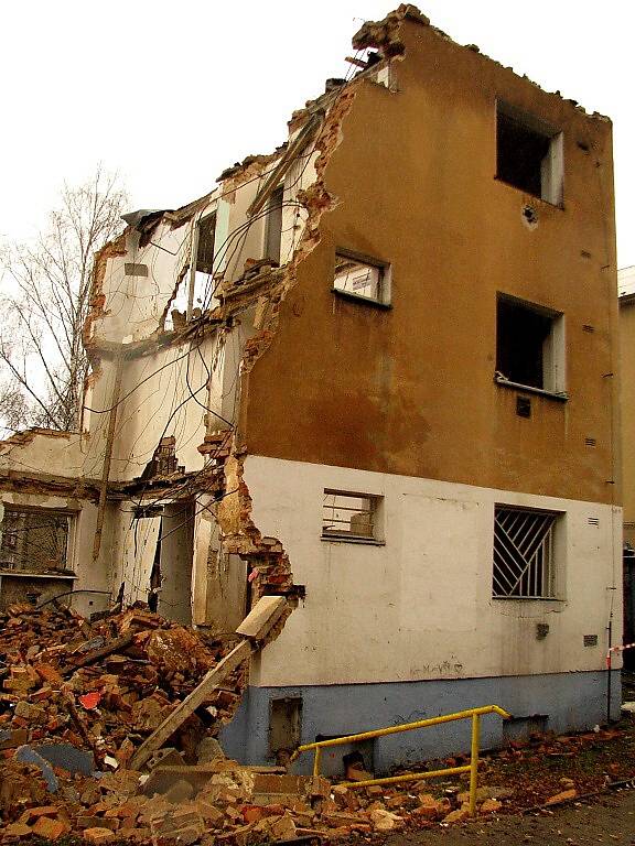 Demolice domu v ulici Obránců míru v Havířově-Šumbarku. 