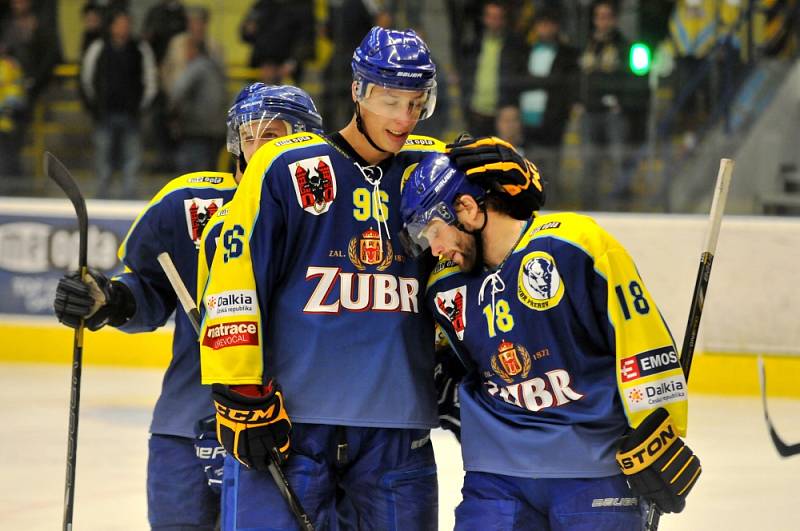 Karvinští hokejisté (v bílém) prohráli na ledě Přerova 1:4.