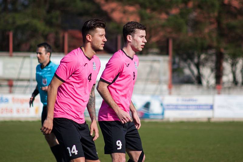 Okresní derby v divizi. Dětmarovice (v bílém) porazily Havířov 1:0.