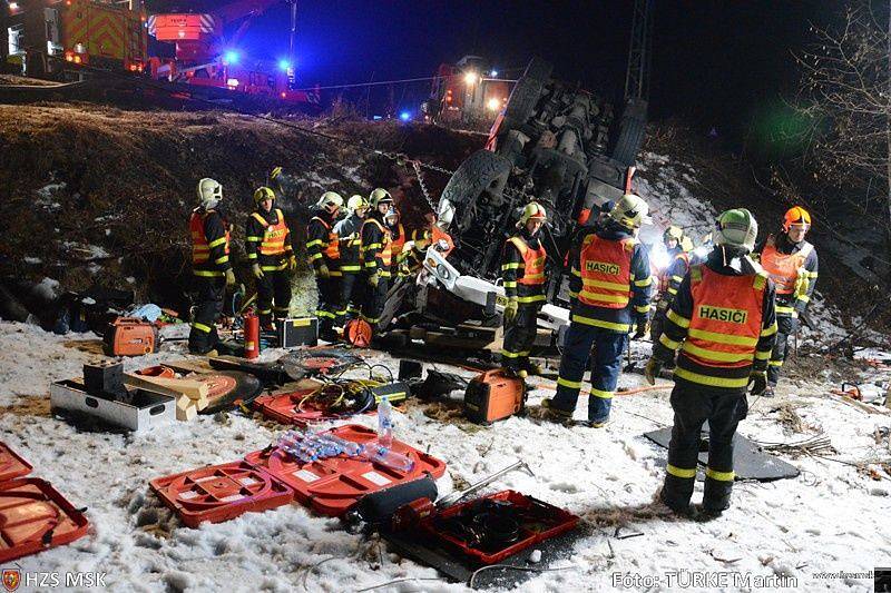 Hasičská cisterna havarovala v pátek večer na zledovatělé silnici mezi Havířovem a Karvinou.