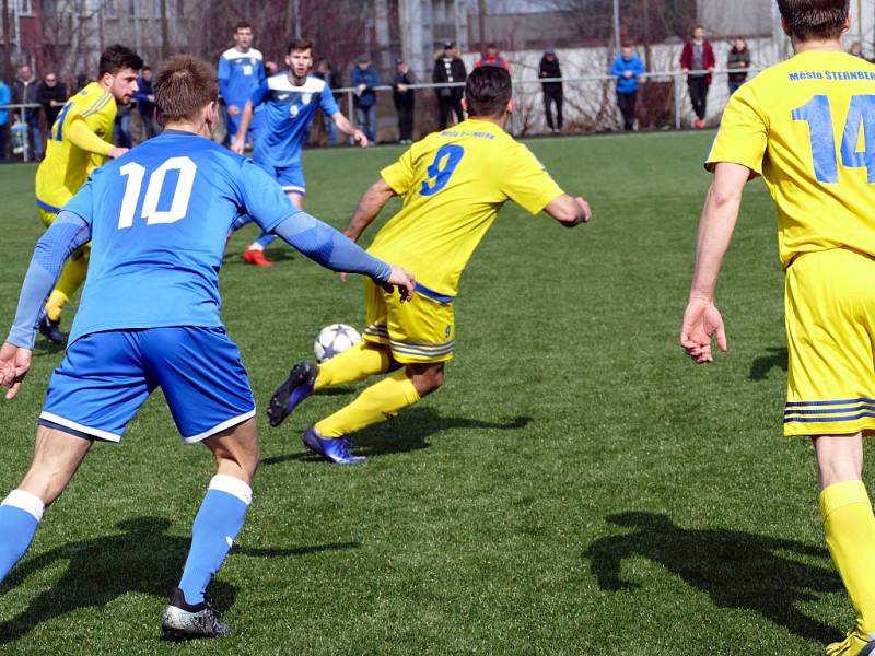 Havířovští fotbalisté (v modrém) při vstupu do jarní části divize zdolali Šternberk 5:0.