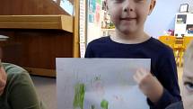Děti dostaly za úkol nakreslit, jak si představují jejich školní zahrádku.