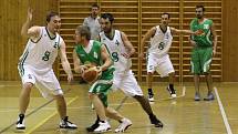 Karvinští basketbalisté (v bílém) v duelu se Šumperkem prohráli.