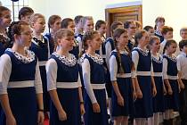 Žáci českotěšínských škol zpívali pro Ukrajinu.