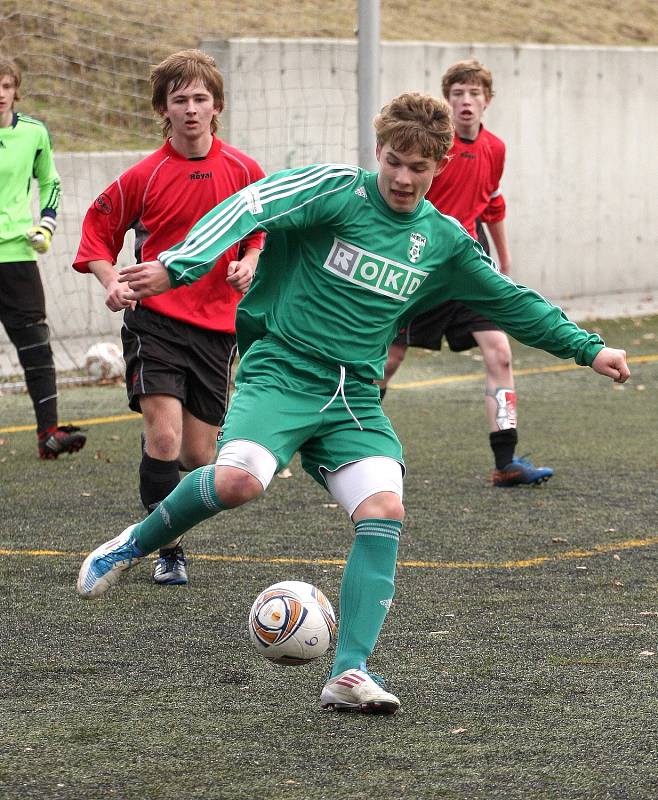 Karvinští dorostenci U17 (v zeleném) v akci.