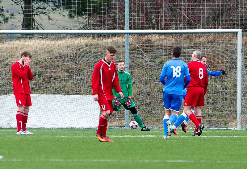 Havířovští fotbalisté (v modrém) uspěli v Pusté Polomi.