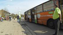 Na tomto místě se Ukrajinec pokusil neúspěšně nastoupit do odjíždějícího autobusu. 