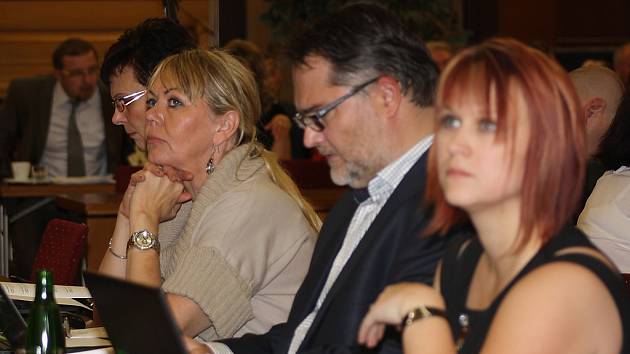 Darja Tomaniecová (zcela vpravo) na zasedání městského zastupitelstva. 