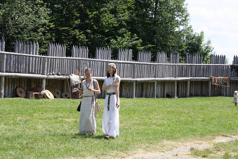 O několik století zpět se ocitli návštěvníci, kteří v sobotu navštívili archeopark v Chotěbuzi. Na vlastní oči se mohli přesvědčit, jak vypadal život starých Slovanů v době Velké Moravy. 