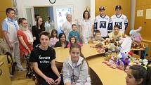 Dětské oddělení Nemocnice s poliklinikou v Havířově navštívila v pátek odpoledne dvojice prvoligových hokejistů AZ Havířov, Marek Loskot a Vojtěch Tomi. Přinesli pro hospitalizované děti spoustu hezkých plyšáků.