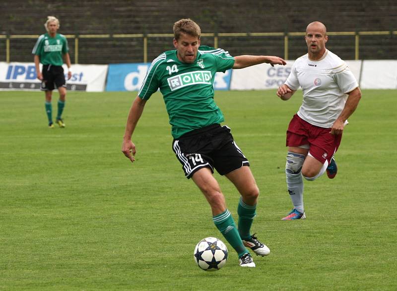 Karvinští fotbalisté (v zeleném) zdolali Mikulovice 3:1.