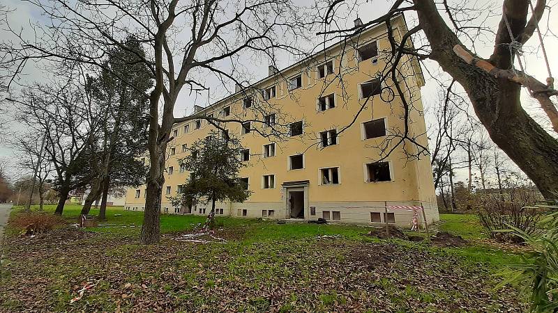 Karviná, Nové Město. tř. Družby. dům určený k demolici. Listopad 2022.