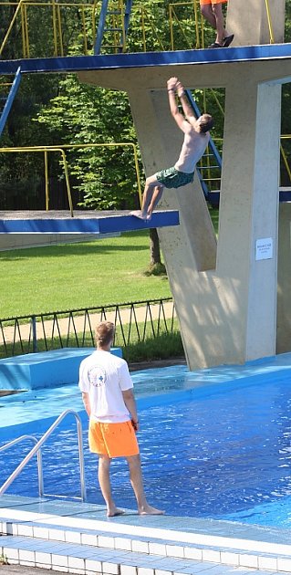 Na bezpečnost návštěvníků koupaliště dohlíží tým plavčíků. 