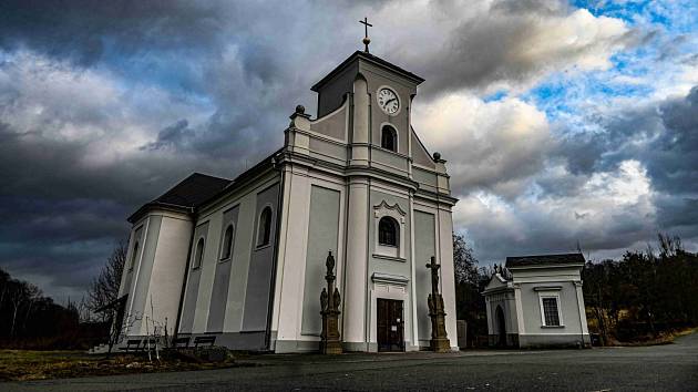 Šikmý kostel sv. Petra z Alkantary v Karviné-Dolech a jeho okolí