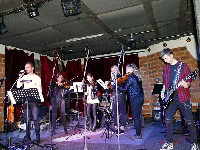 Zcela zaplněný Hudební klub Stolárna v Havířově byl v pátek podvečer 25. října dějištěm nádherného koncertu, The Strings.