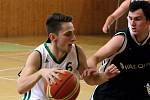 Karvinští basketbalisté (v bílém) v duelu proti Žabovřeskám.