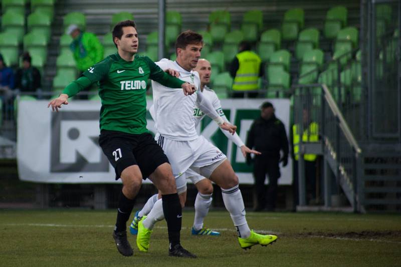 Z utkání Karviná (v bílém) - Jablonec 2:1