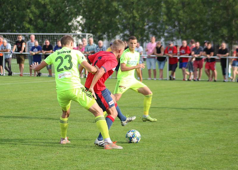 Karvinští fotbalisté (zelenkavé dresy) postoupili v domácím MOL Cupu do třetího kola. Sympaticky bojující Hlubinu z krajského přeboru porazili 6:0.