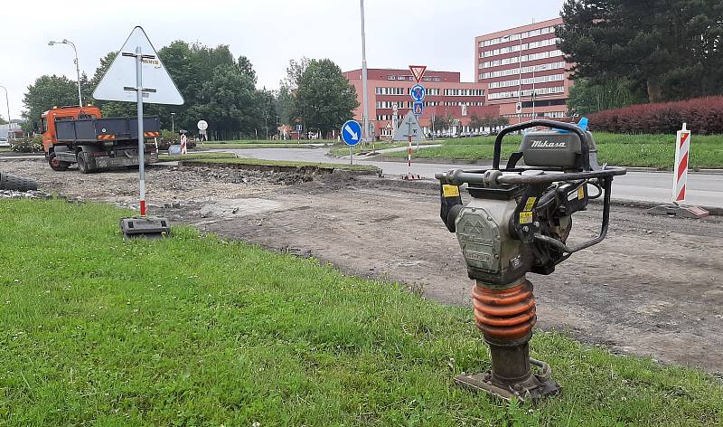 Složitá je dopraví situace v centru Orlové. U nemocnice začala oprava kruhového objezdu u tamní nemocnice a vjezdu na sídliště V. etapa. Jezdí se kyvadlo na semafory.