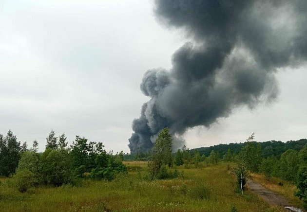 V Polsku u hranic s Českem vypukl požár depa, podívejte se na záběry z dronu
