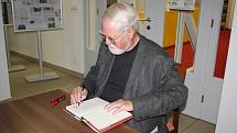 Na svém knižním turné zavítal světoznámý spisovatel Robert Fulghum také do karvinské regionální knihovny.