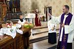 Náboženský zvyk svěcení velikonočního jídla dodržují také ve Stonavě, kde tamní farář v sobotu dopoledne posvětil velikonoční pokrmy všem, kteří je do kostela přinesli. 