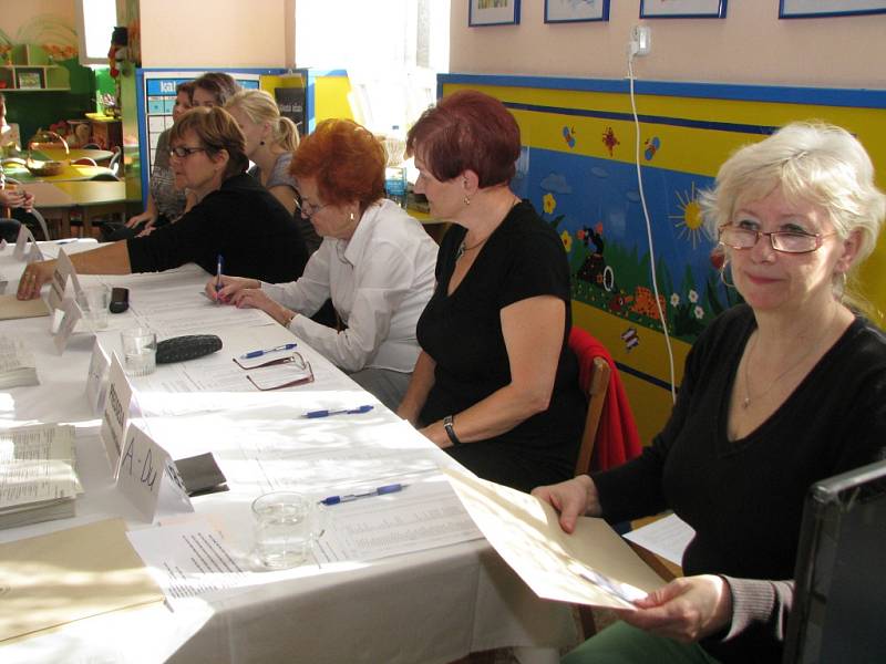 Komunální volby 2014 v Havířově. Členové okrskové volební komise č. 5 v centru Havířova.