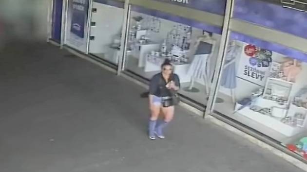 Poznáte ženu na snímku z videozáznamu bezpečnostní kamery?