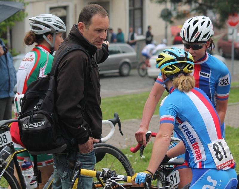 Dojezd cyklistek ve Štramberku.