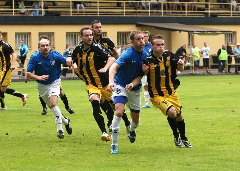 Těšíňané přehráli doma Kobeřice (v modrém) 2:0.