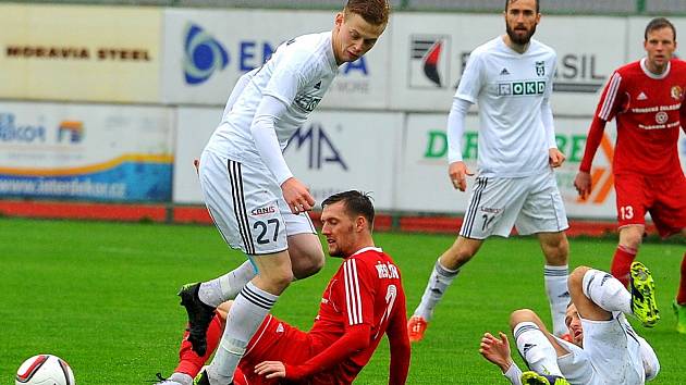 Třinec (v červeném) obral doma po Znojmu o body dalšího favorita na postup - Karvinou.