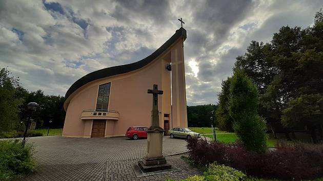 Karviná-Louky. Nový kostel sv. Barbory, vysvěcený v roce 2001.