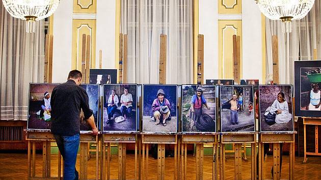 Programový ředitel Maciej Gil při instalaci výstavy fotografií, portrétů Dušana Hanáka v Divadle A. Miczkiewicze. 