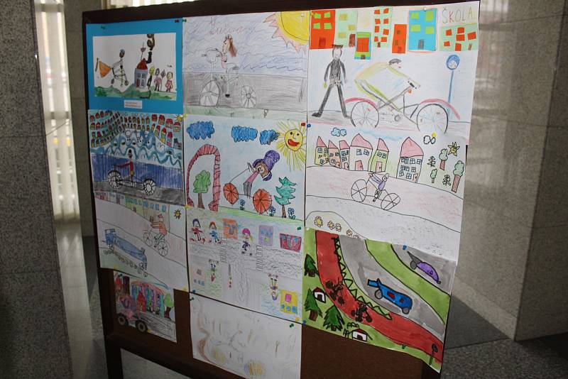 V havířovské knihovně byly vyhodnoceny dětské kresby s dopravní tématikou.