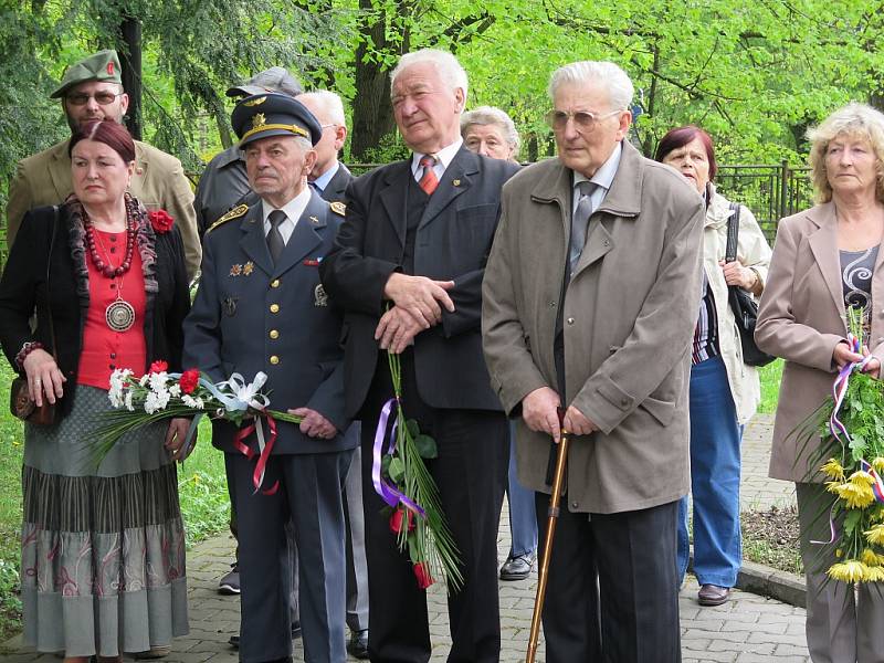 Pietní akt na památku vojáků padlým při osvobozování Ostravska.