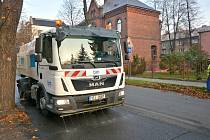 V Bohumíně v úterý poprvé vyzkoušeli blokové čištění ulic od spadaného listí.