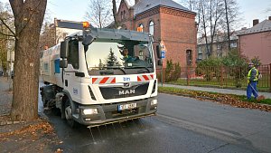 V Bohumíně v úterý poprvé vyzkoušeli blokové čištění ulic od spadaného listí.