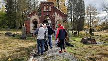 Členové spolku Olza Pro a dobrovolníci před Svátkem zemřelých zorganizovai další úklid starého evangelického kostela v původní Karviné. O toto pietní místo se starají už čtyři roky.