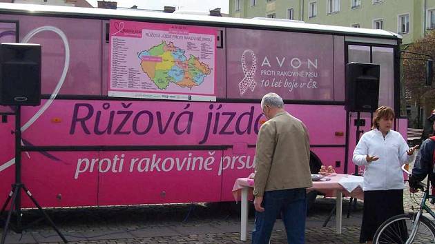 Růžový autobus objíždí náš region.