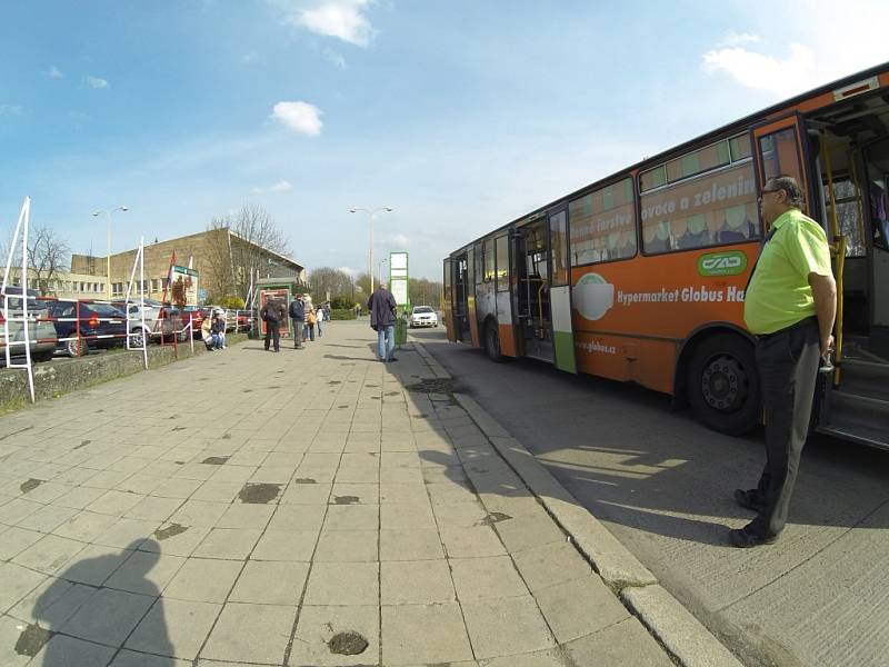 Na tomto místě se Ukrajinec pokusil neúspěšně nastoupit do odjíždějícího autobusu. 