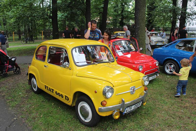 Do Bohumína se 3. srpna 2019 sjelo na 122 historických vozů na setkání řidičů starých aut a motocyklů, které pořádal Veteran car club Ostrava.