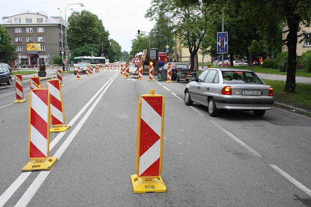 Oprava a s ní související omezení dopravy v Havířské ulici v Karviné-Novém Městě přímo naproti budově okresního ředitelství policie.