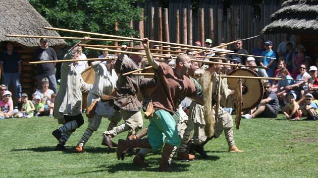 Oslavy svátku Cyrila a Metoděje byly v Archeoparku v Chotěbuzi plné zábavy i poučení o dávných dobách a bavili se tady děti i dospělí.