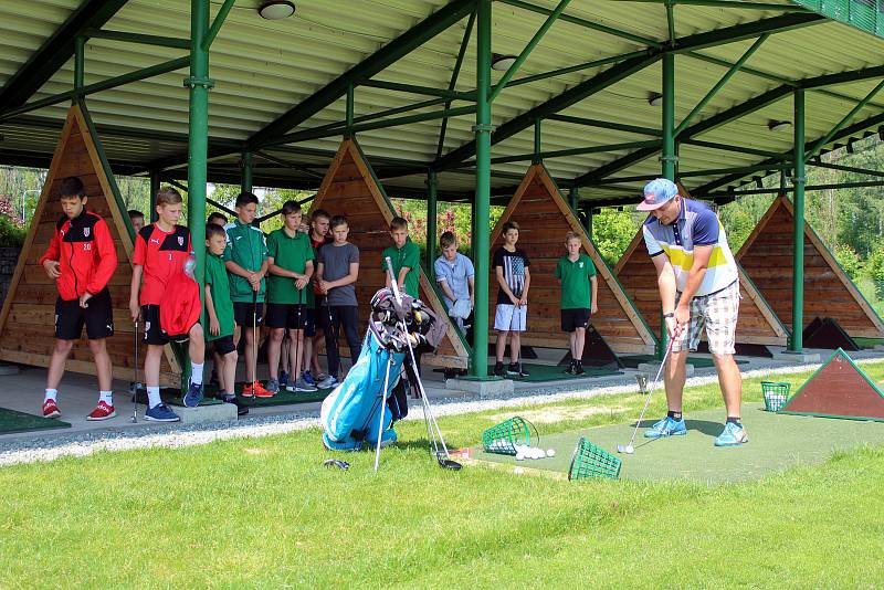 Sport pro všechny generace. Podle Pavla Maliny z karvinského Golf Resortu Lipiny získává golf každým rokem víc a víc příznivců.