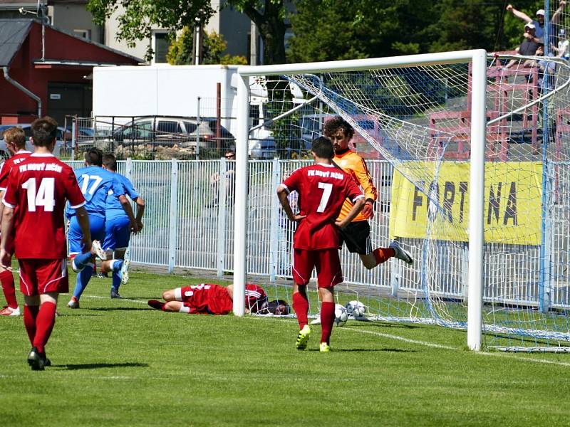 Havířovští fotbalisté (v modrém) přehráli Nový Jičín 2:0.