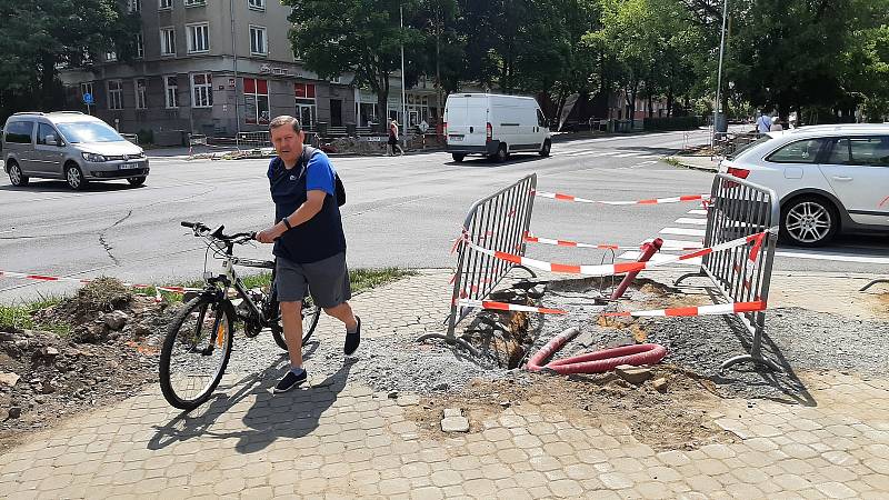 Centrum Havířova je momentálně plné stavebních strojů a dělníků. Opravuje se několik páteřních komunikaci najednou a k tomu ještě nefungují některé semafory na křižovatkách.