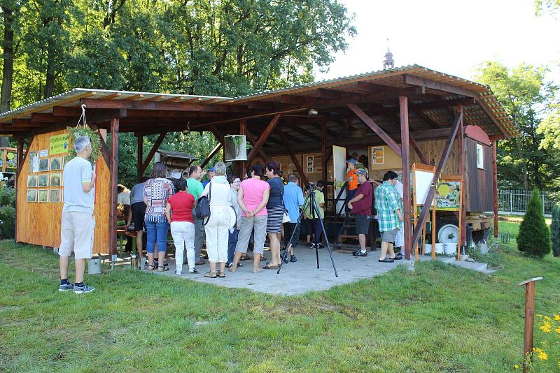 Klienti havířovského Santé se přišli za členy z kroužku Ambrožíci podívat na stáčení medu.