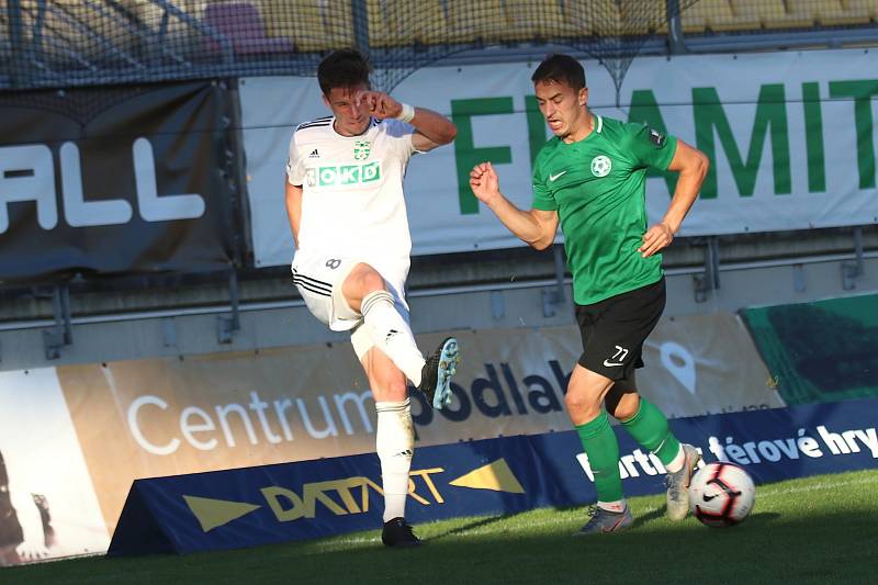 Karvinští fotbalisté (v bílém) vyhráli v Příbrami 2:0.