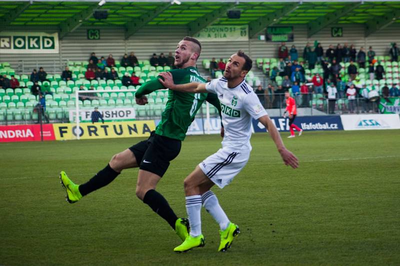 Z utkání Karviná (v bílém) - Jablonec 2:1