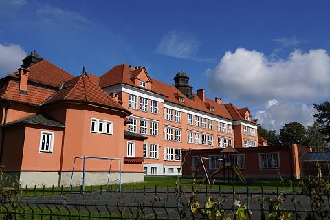 Budova ZŠ, MŠ a SŠ Komenského v Karviné si připomněla 100 let existence.